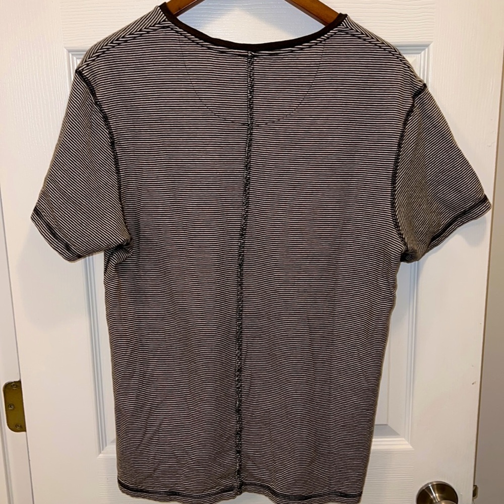 Guess V-neck - Picture 4 of 4